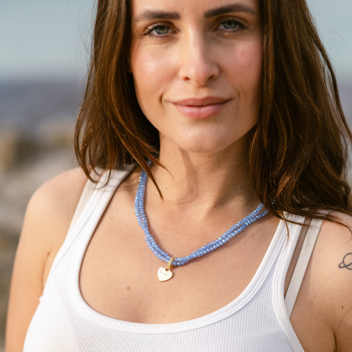 Perlenhalskette Azurblau Elastisch mit Herz-Charm Silber | Wasserfest