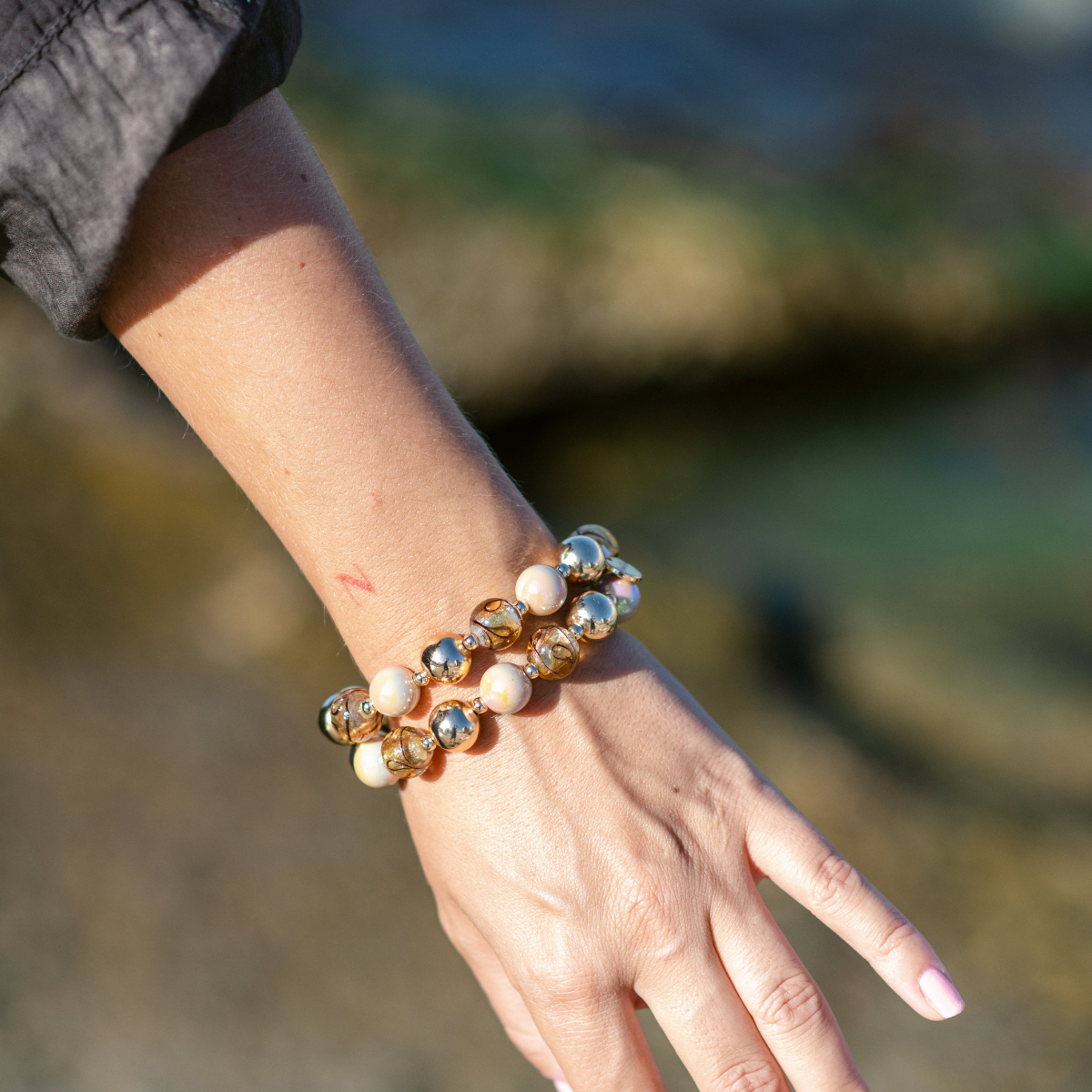 Perlenarmband Deluxe Gold & Hellbraun mit Marmor-Glasperlen – Perlenmix 12mm