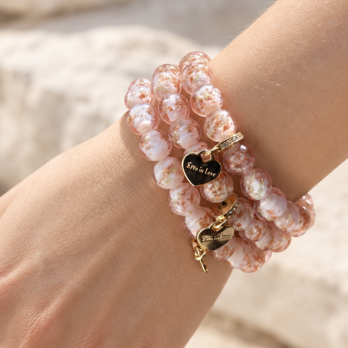 Porzellanperlenarmband Rosa mit Goldflocken & Herzanhänger 10mm