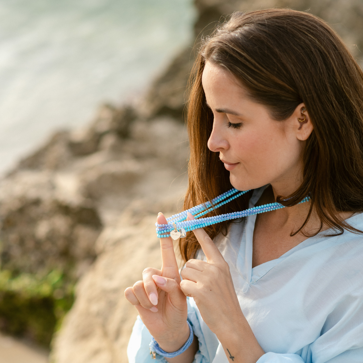 Perlenhalskette Azurblau Elastisch mit Herz-Charm Silber | Wasserfest
