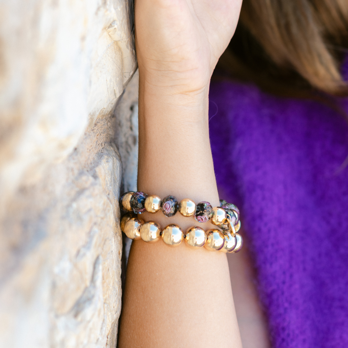 Perlenarmband Schwarz & Gold mit handbemalten Rosenperlen & Schmetterling 10mm