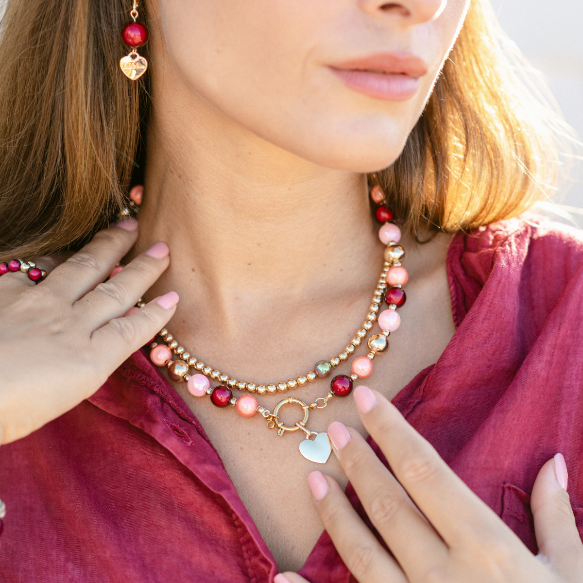 Perlenhalskette Rosa–Weinrot–Gold mit Herz-Charm – Perlenmix 10 mm