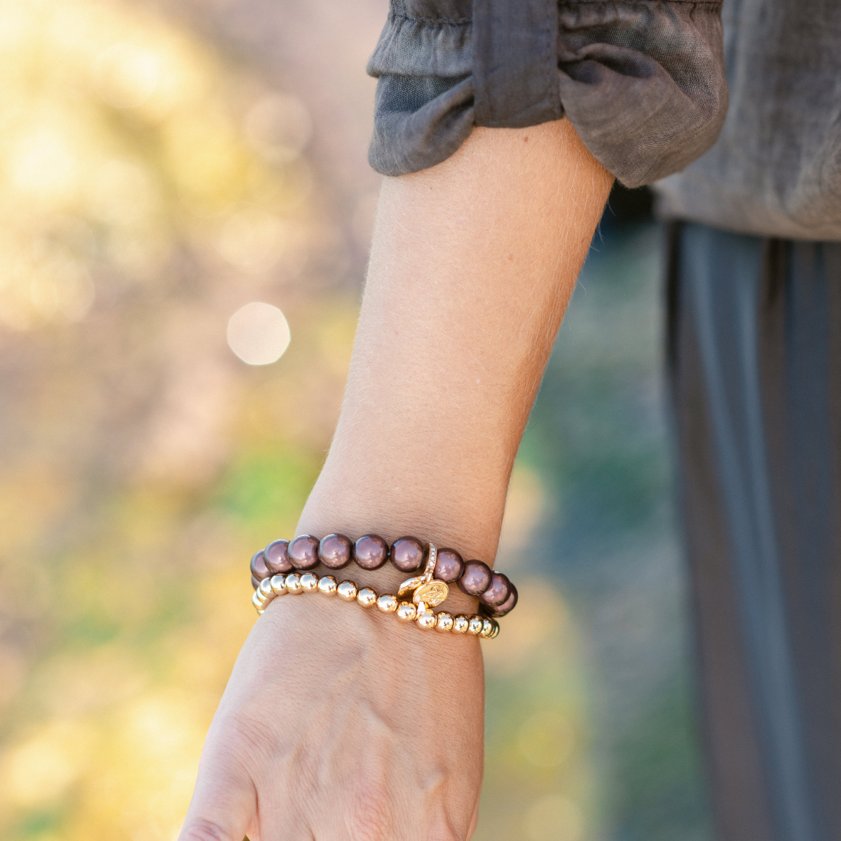 Perlenarmband Dunkles Schokoladenbraun mit Herzanhänger – 3D Matt Glow 10mm