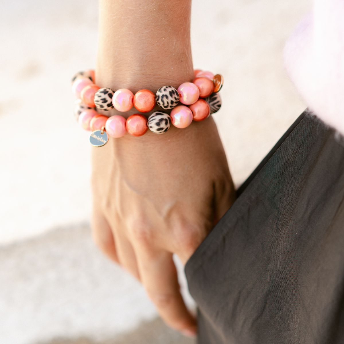 Perlenarmband Leo & Rosa mit Herzanhänger – Perlenmix 12mm