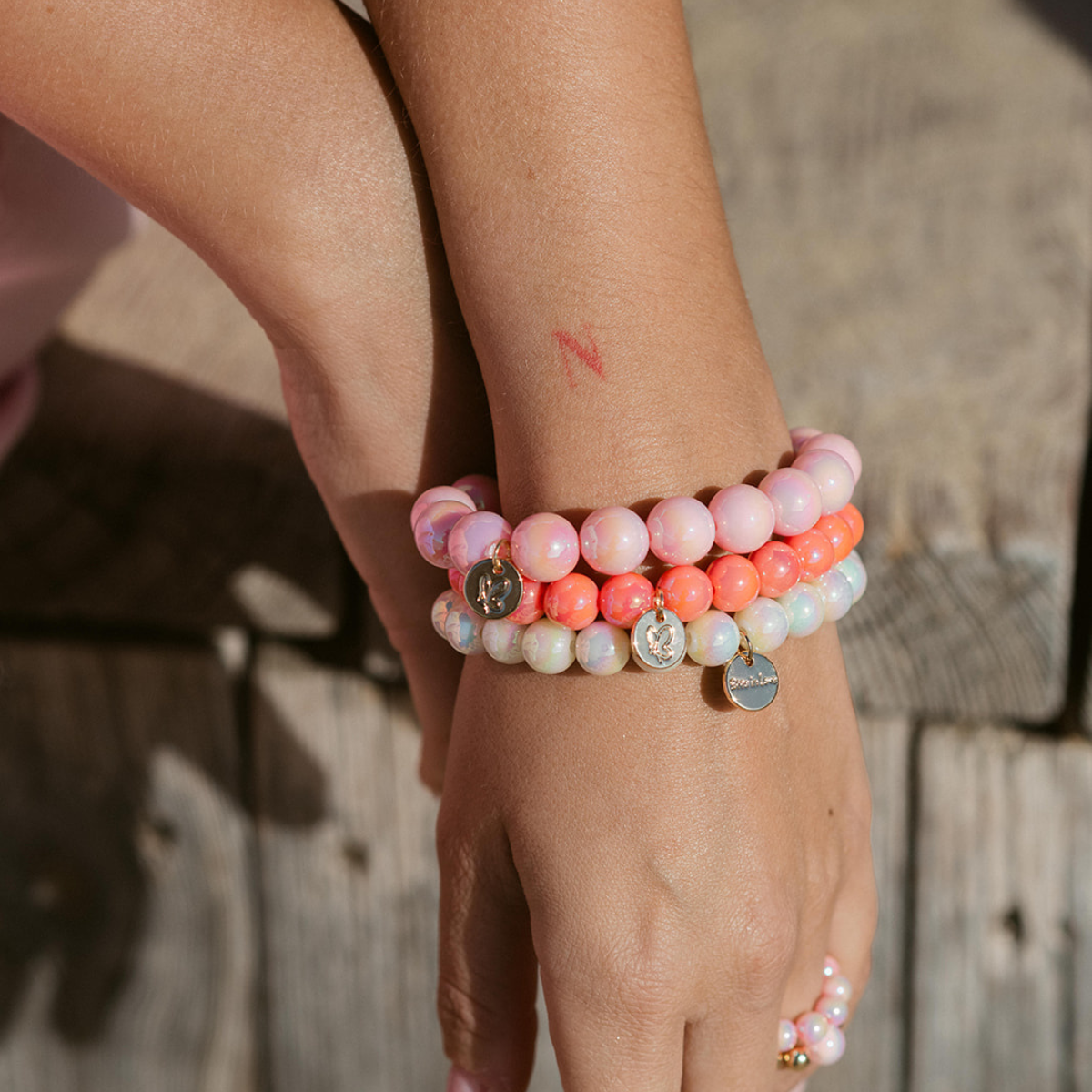 Perlenarmband Set mit Herzanhänger Rosa Duo mit 3D Intensiv Glow Effekt