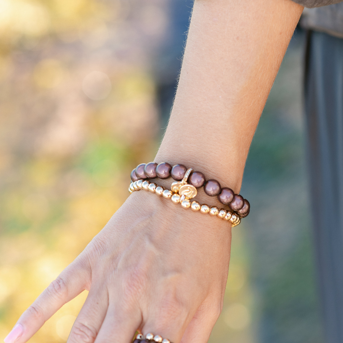 Perlenarmband-Set Dunkles Schokoladenbraun–Gold mit Herzanhänger – 3D Matt Glow 10 mm & 14K vergoldet 6 mm
