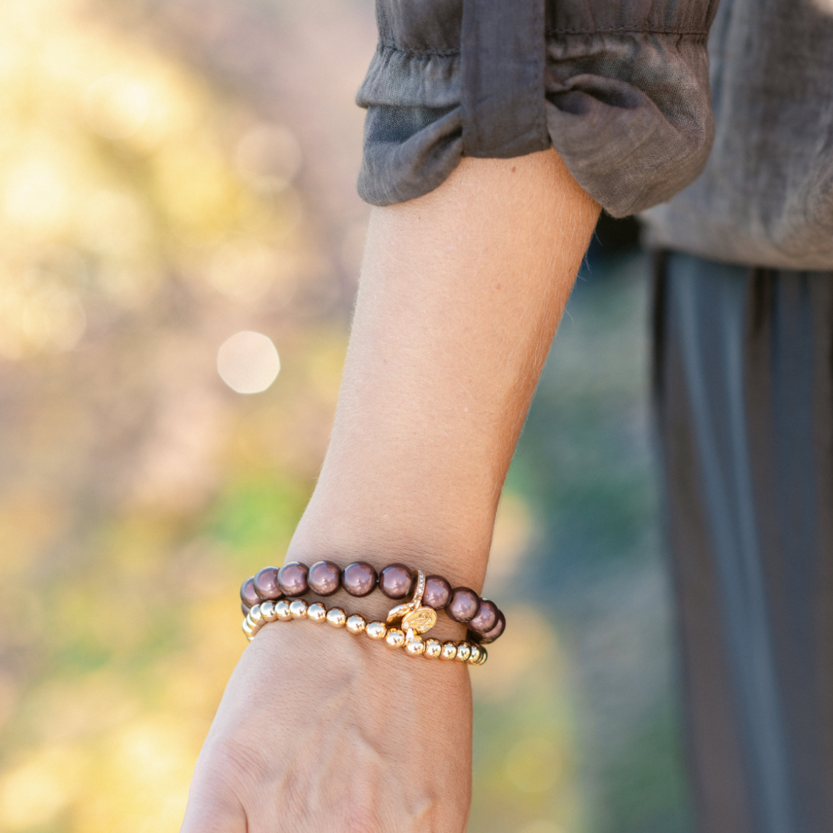 Perlenarmband-Set Dunkles Schokoladenbraun–Gold mit Herzanhänger – 3D Matt Glow 10 mm & 14K vergoldet 6 mm