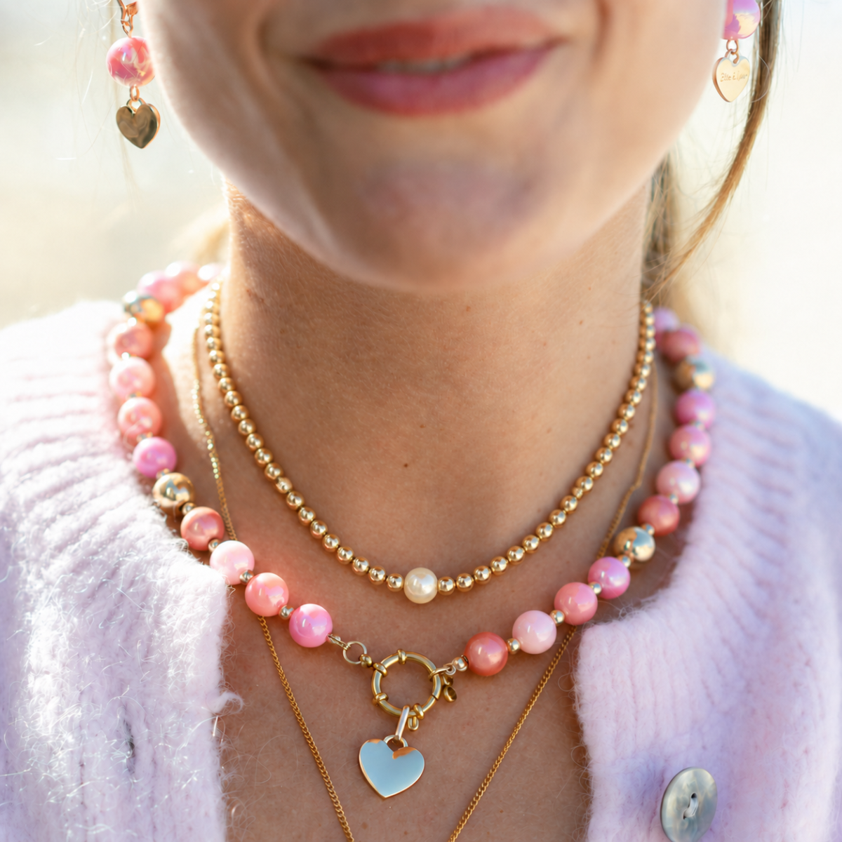 Perlenhalskette Rosa–Gold mit Herz-Charm – Perlenmix 10 mm