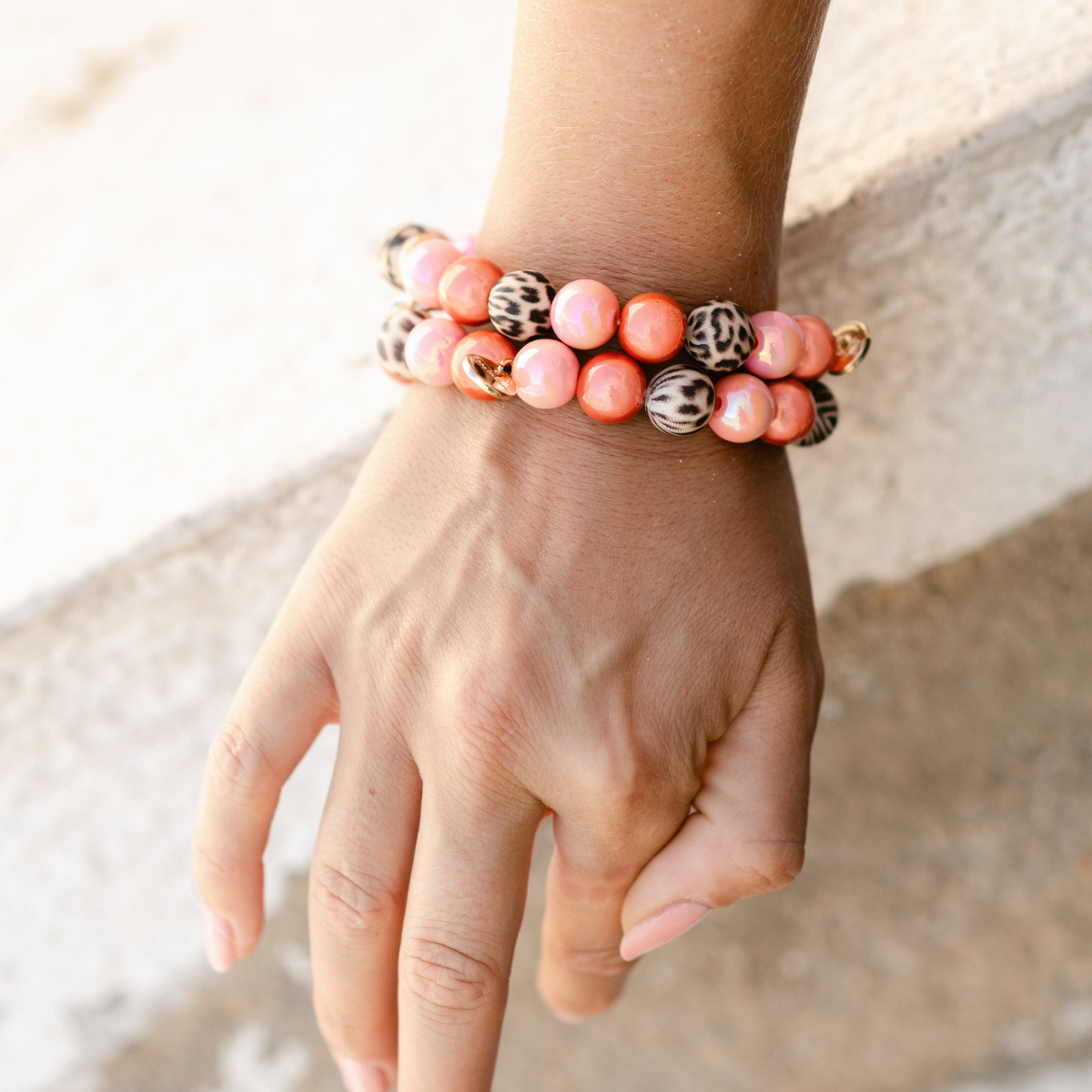 Perlenarmband Leo & Rosa mit Herzanhänger – Perlenmix 12mm