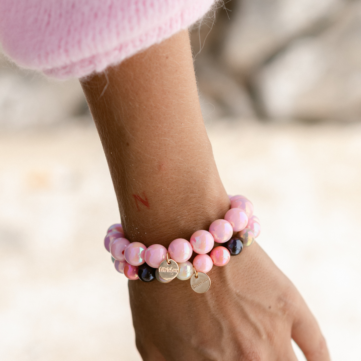 Perlenarmband Rosa, Braun & Champagner mit Schmetterling – 3D Intensiv Glow 10mm