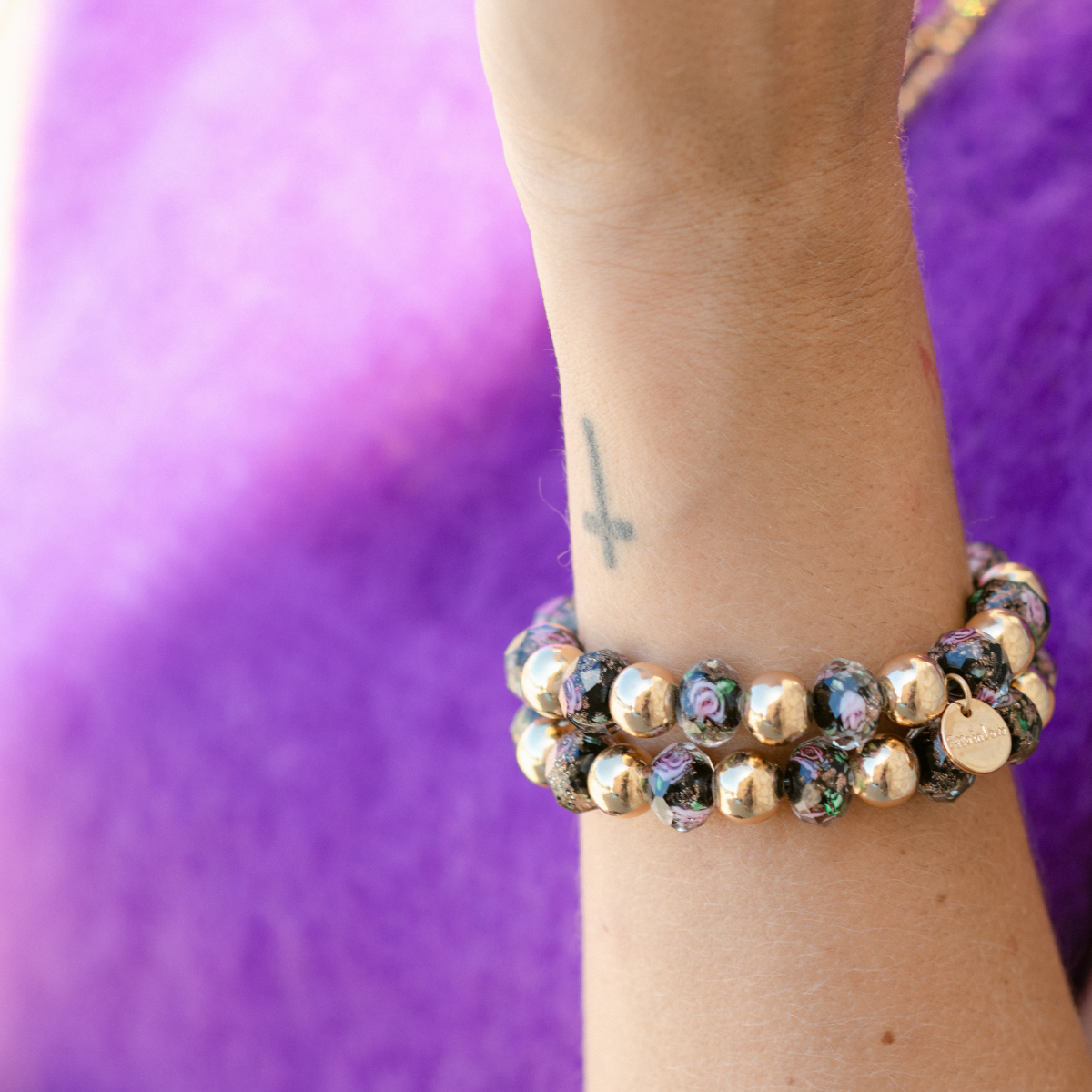 Perlenarmband Schwarz & Gold mit handbemalten Rosenperlen & Schmetterling 10mm