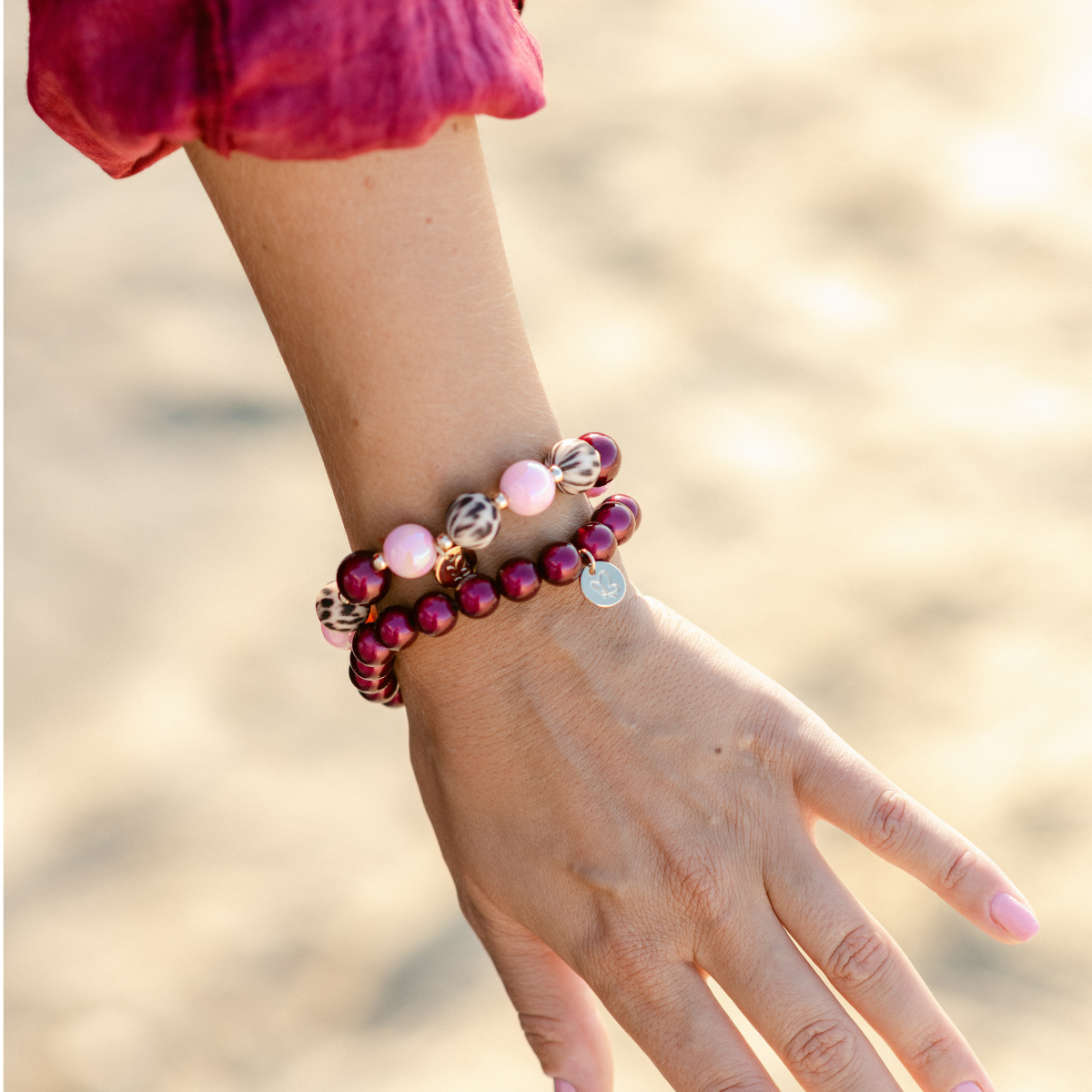 Perlenarmband Leo, Rosa & Burgundy mit Glitzer-Charm – Perlenmix 12mm