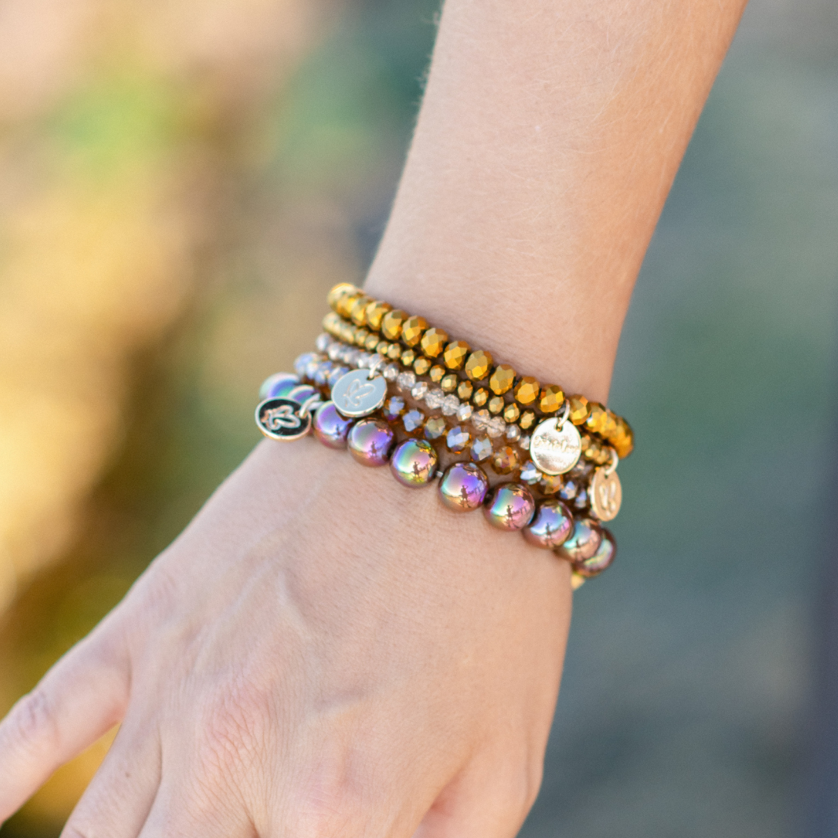 Perlenarmband mit Herzanhänger Dunkelbraun mit 3D Intensiv Glow Effekt 10mm