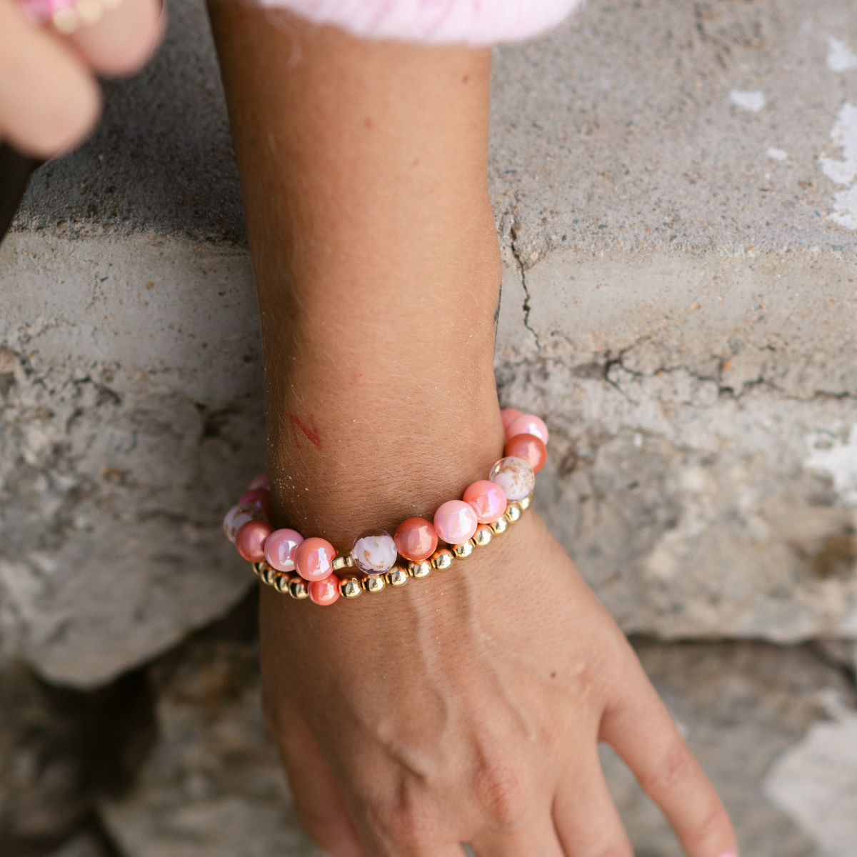 Perlenarmband Multi Rosa mit Porzellanperlen & Schmetterling – Perlenmix 10mm