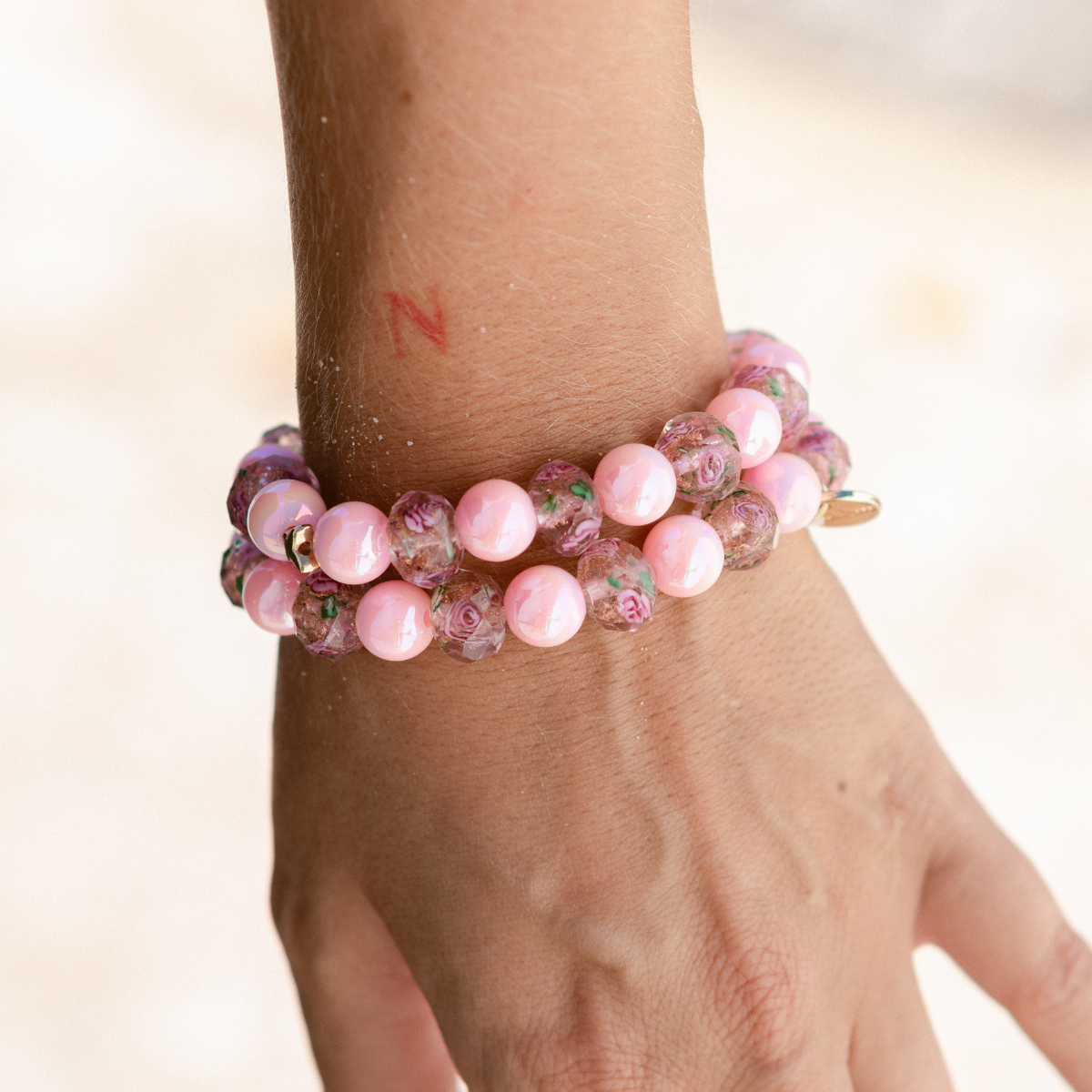 Perlenarmband Rosa mit handbemalten Rosenperlen & Schmetterling 10mm
