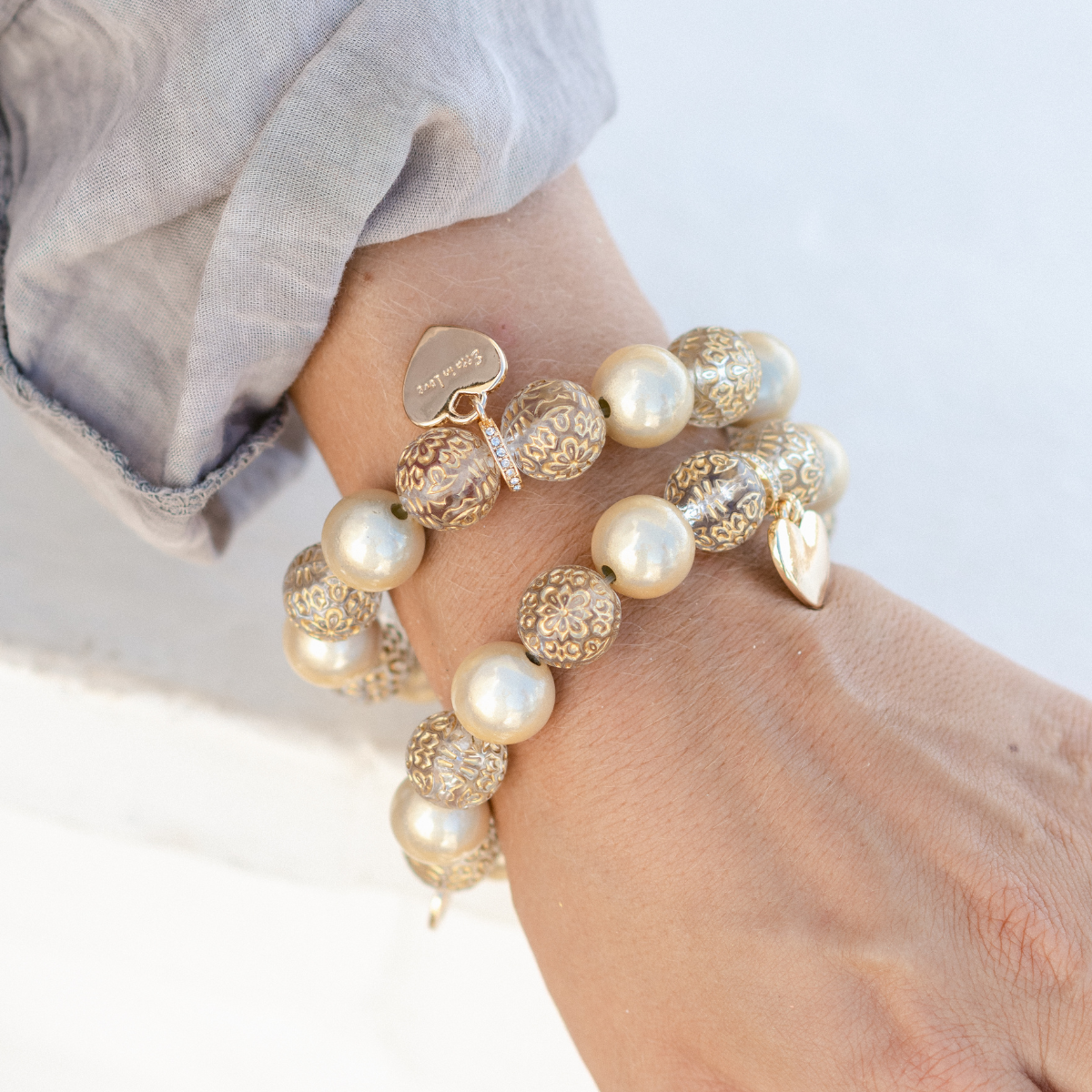 Perlenarmband Statement Champagner mit Ornamentperlen & Herzanhänger – Perlenmix 14mm
