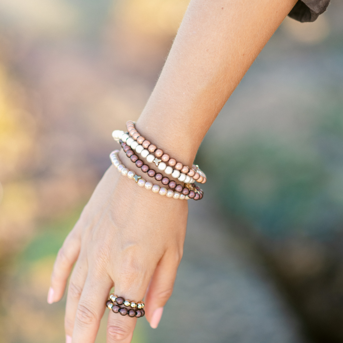 Perlenarmband Dunkles Schokoladenbraun mit Schmetterling – 3D Matt Glow 6mm
