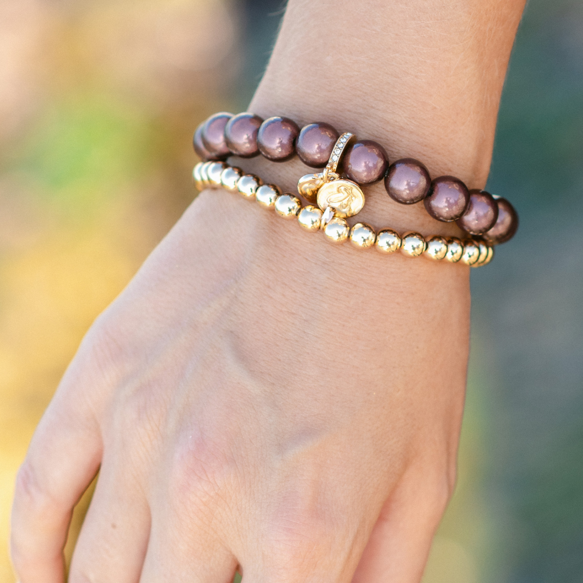 Perlenarmband Dunkles Schokoladenbraun mit Herzanhänger – 3D Matt Glow 10mm