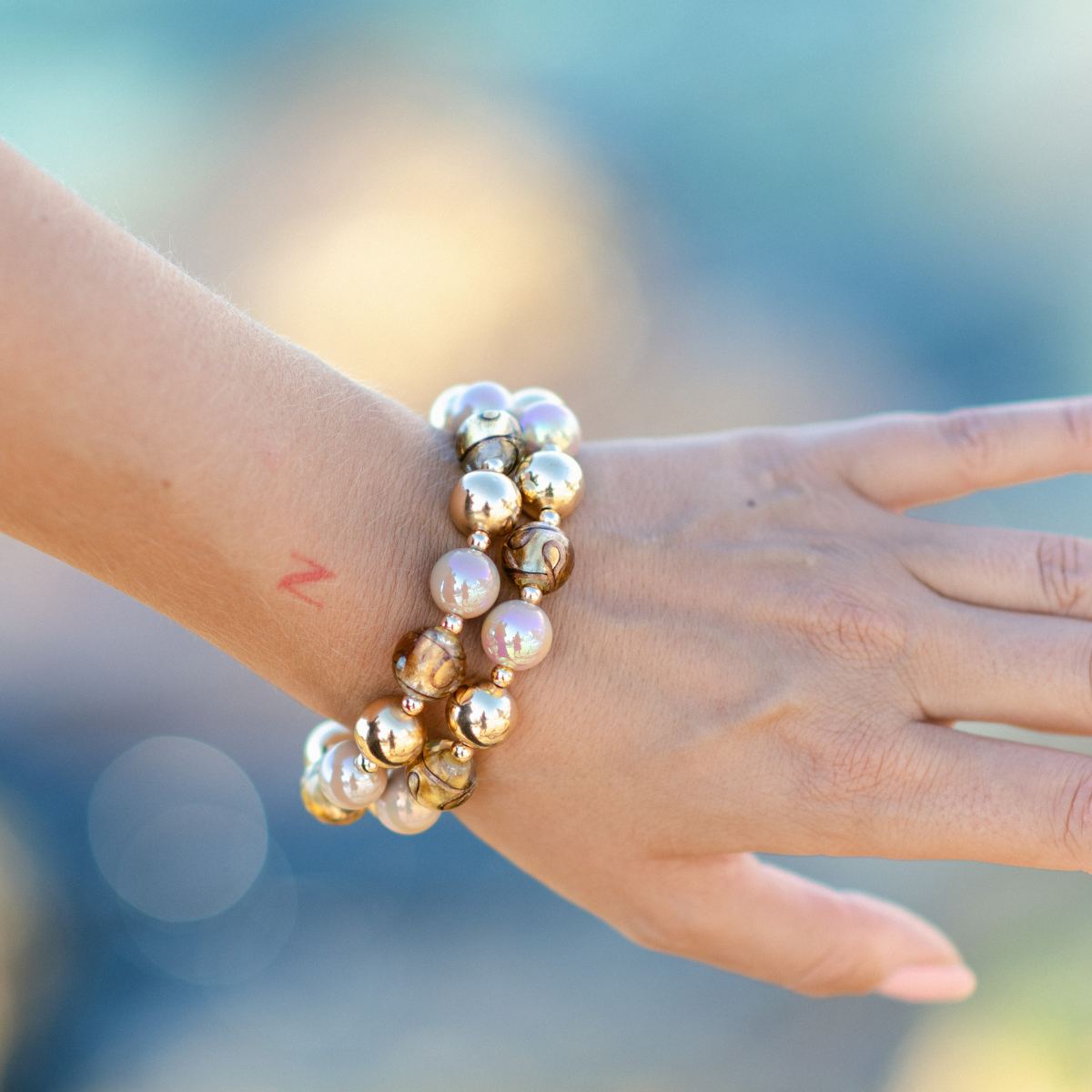 Perlenarmband Deluxe Gold & Hellbraun mit Marmor-Glasperlen – Perlenmix 12mm