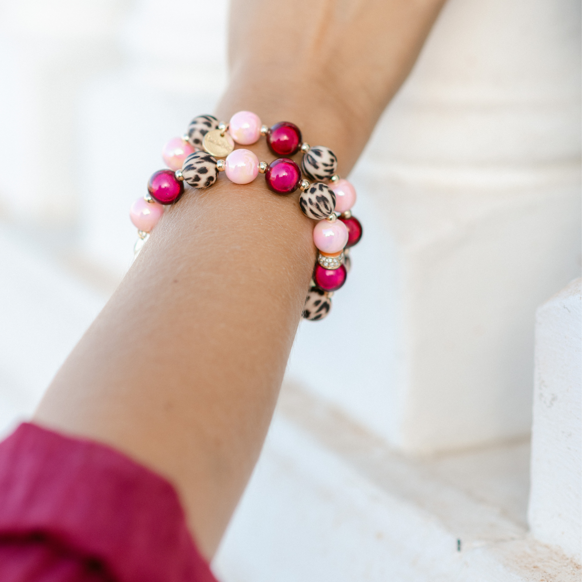 Perlenarmband Leo, Rosa & Burgundy mit Glitzer-Charm – Perlenmix 12mm