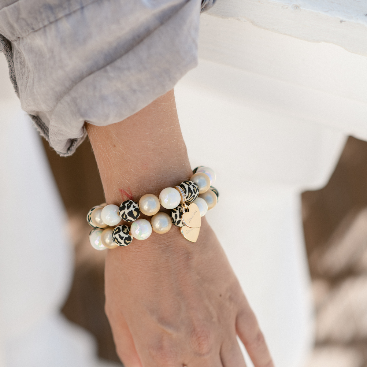 Perlenarmband Leo & Champagner mit Herzanhänger – Perlenmix 12mm