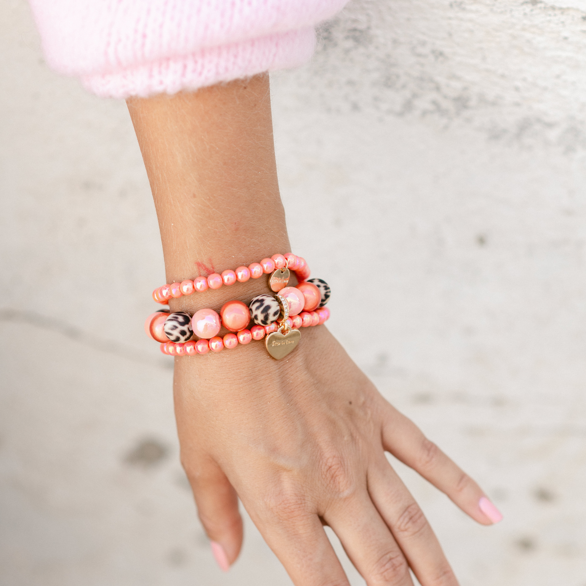 Perlenarmband Leo & Rosa mit Herzanhänger – Perlenmix 12mm