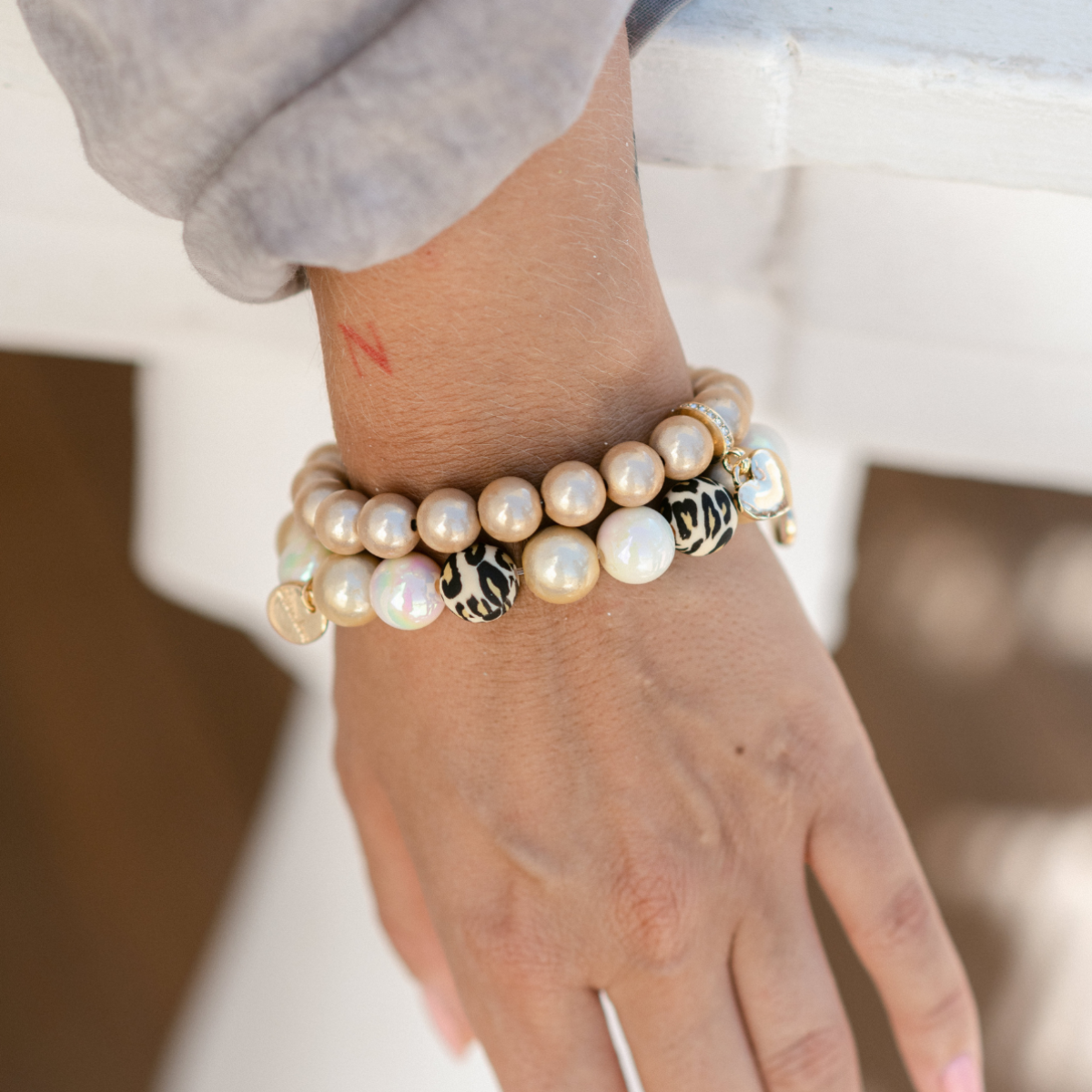 Perlenarmband-Set Champagner mit Herzanhängern – 3D Matt Glow 10 mm & Leo Perlenmix 12 mm