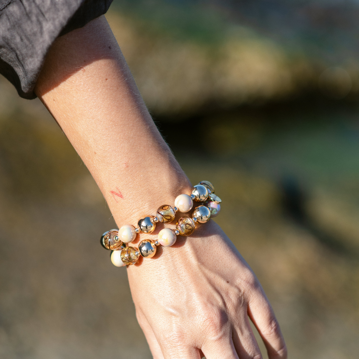 Perlenarmband Deluxe Gold & Hellbraun mit Marmor-Glasperlen – Perlenmix 12mm