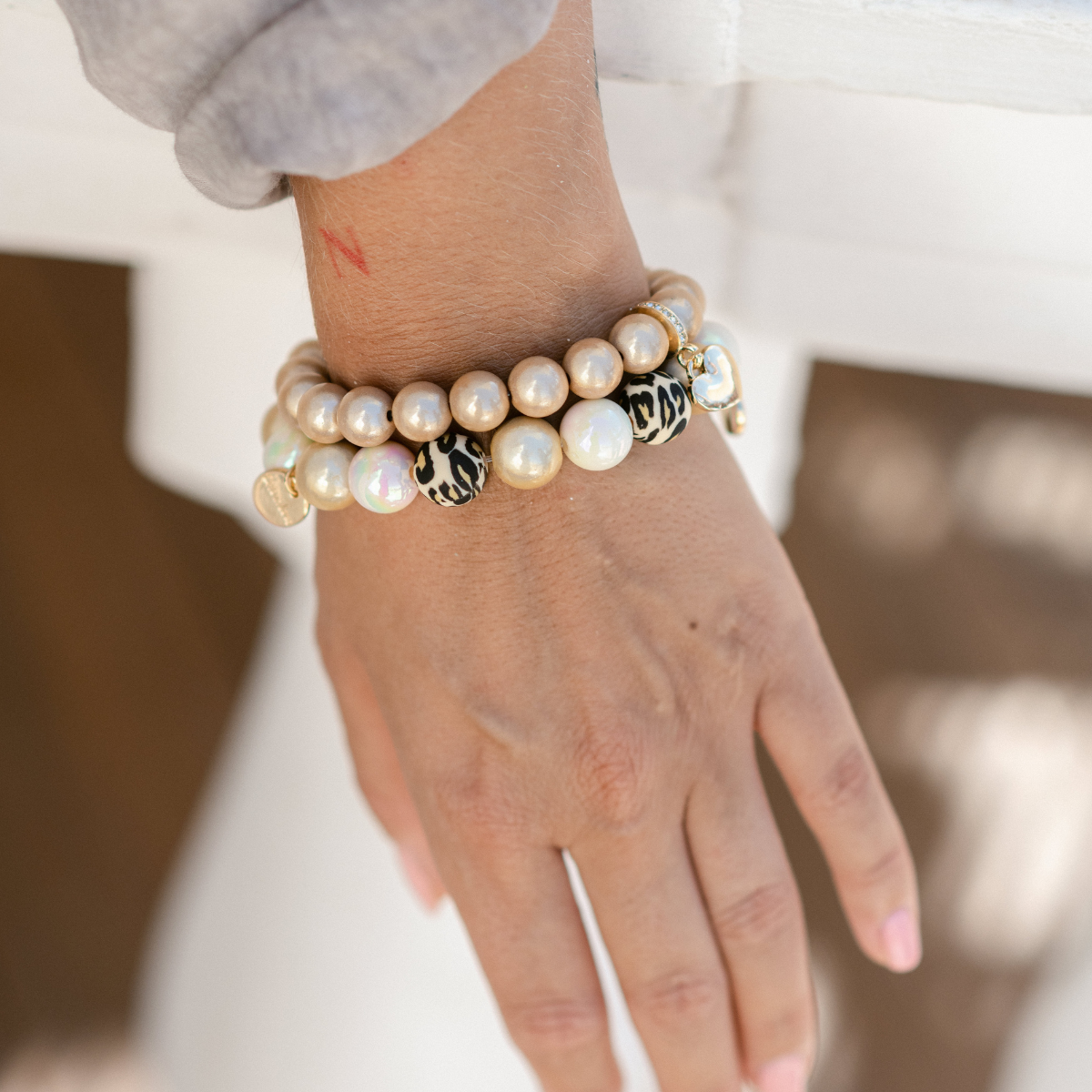 Perlenarmband Leo & Champagner mit Herzanhänger – Perlenmix 12mm