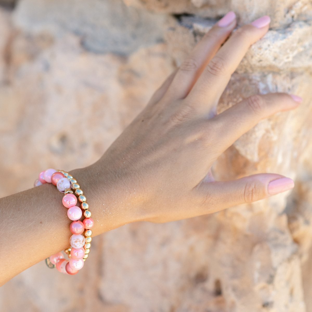 Perlenarmband Multi Rosa mit Porzellanperlen & Schmetterling – Perlenmix 10mm