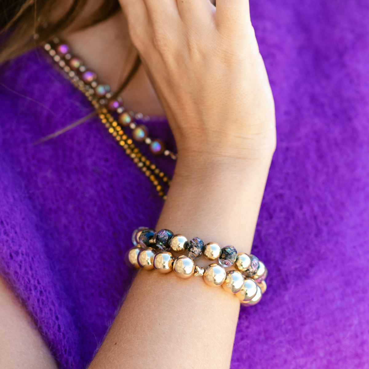 Perlenarmband Schwarz & Gold mit handbemalten Rosenperlen & Schmetterling 10mm