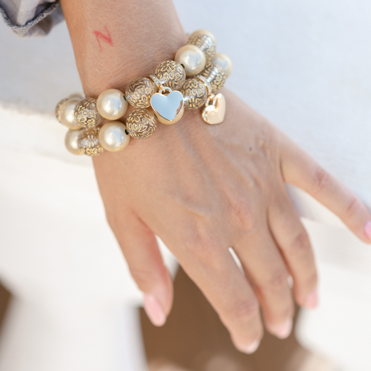 Perlenarmband Statement Champagner mit Ornamentperlen & Herzanhänger – Perlenmix 14mm