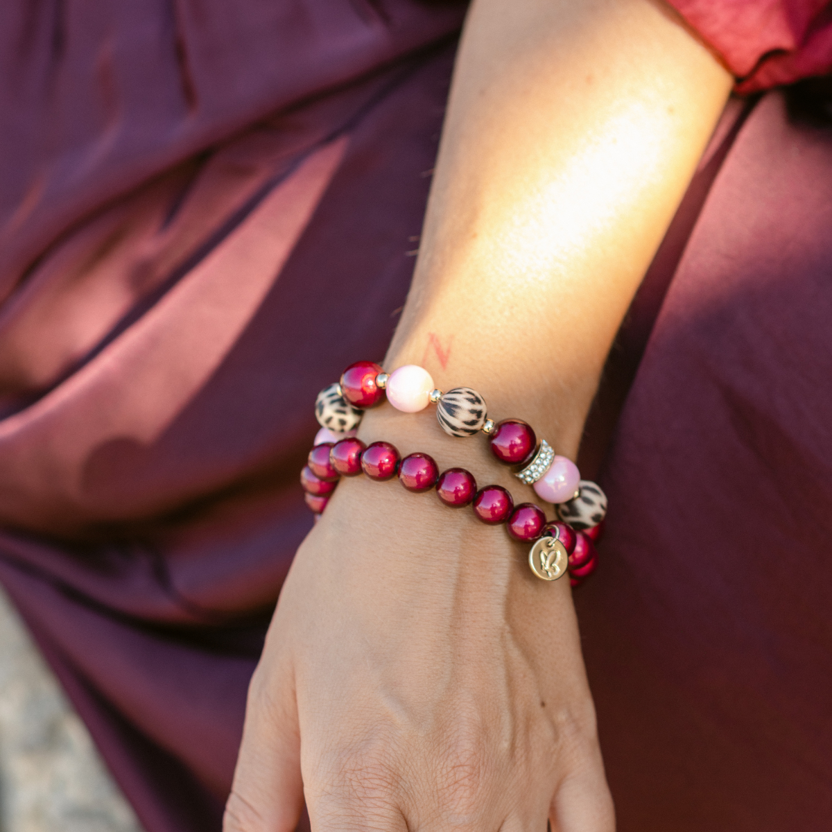 Perlenarmband Leo, Rosa & Burgundy mit Glitzer-Charm – Perlenmix 12mm