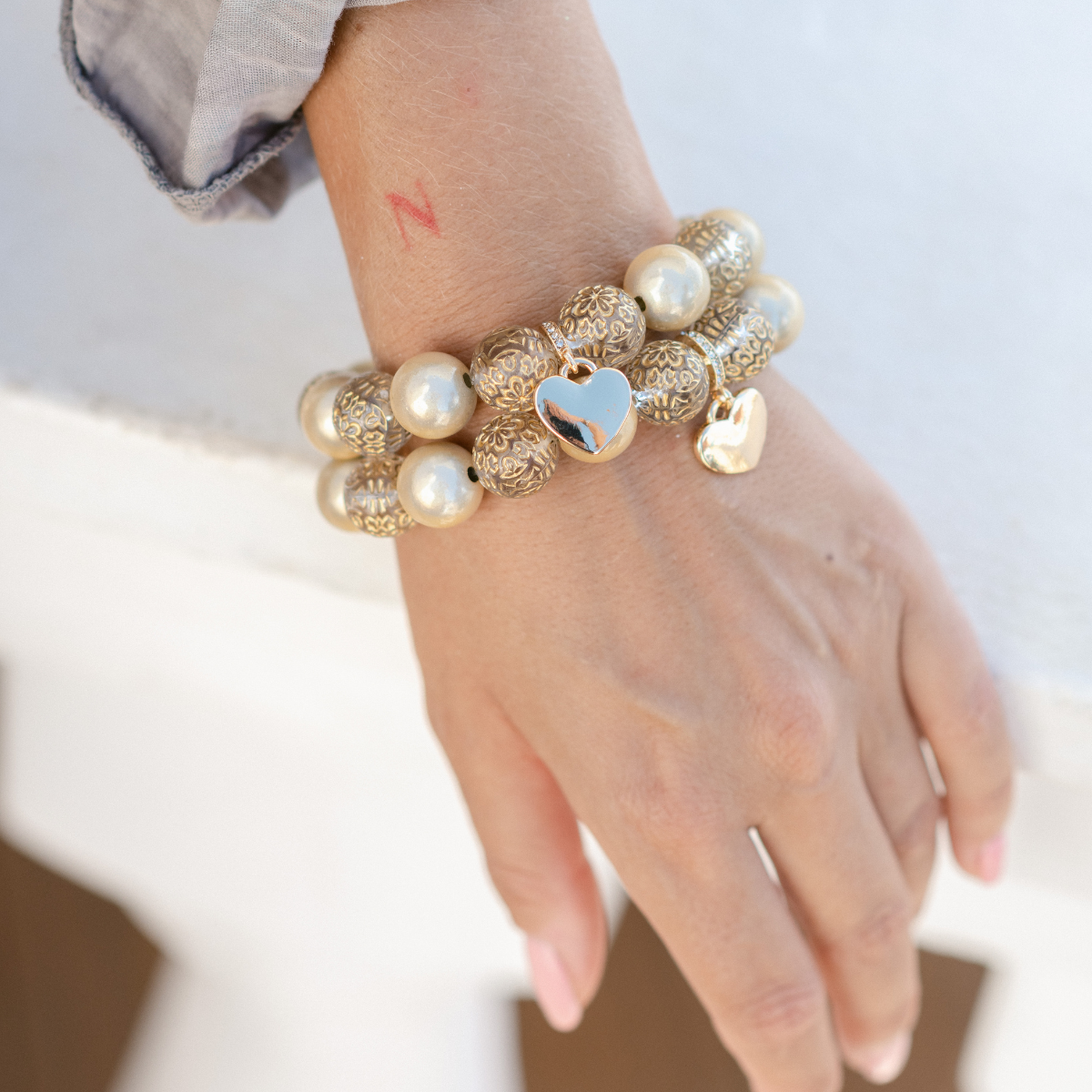 Perlenarmband Statement Champagner mit Ornamentperlen & Herzanhänger – Perlenmix 14mm