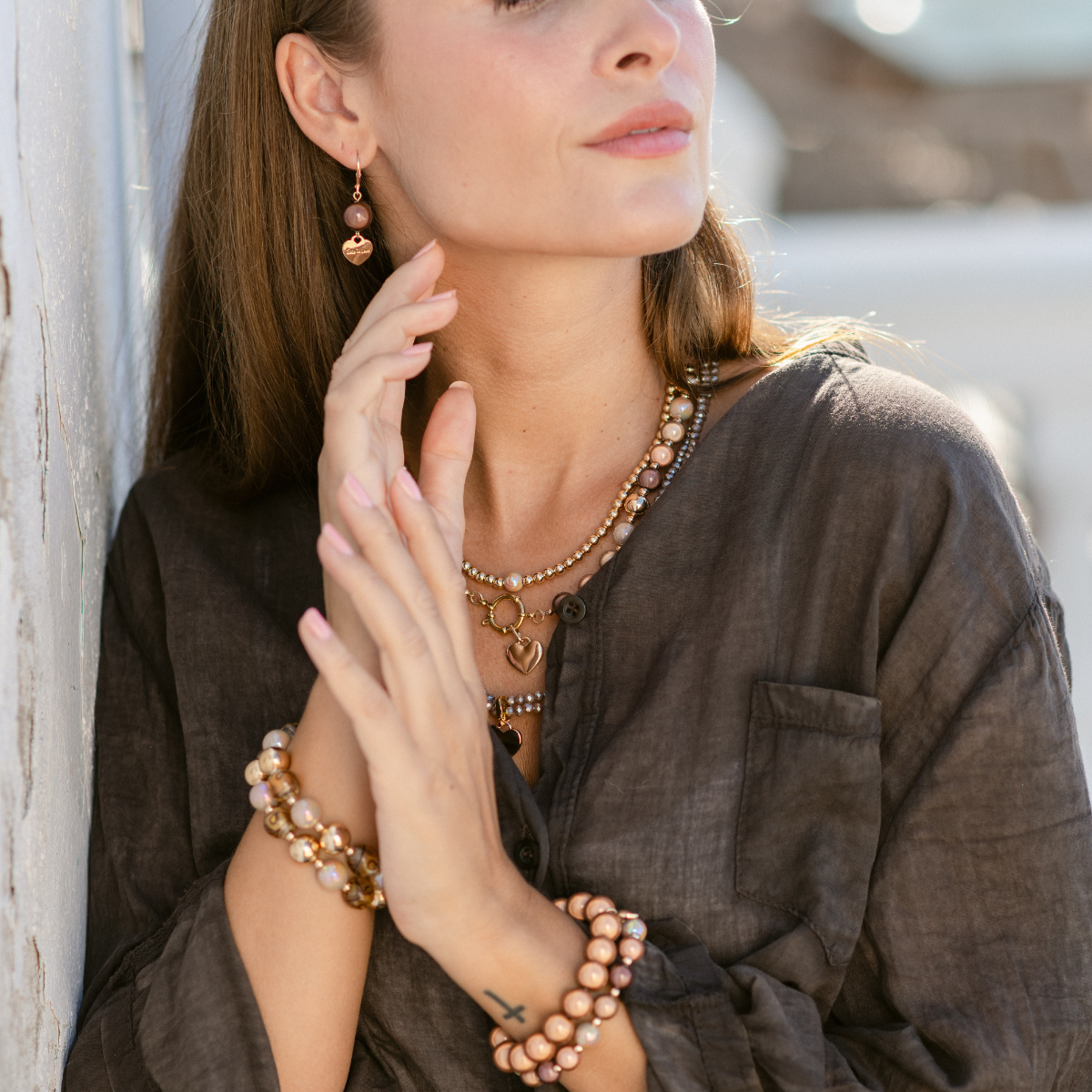 Perlenarmband Deluxe Multi Braun mit Zwischenperlen – Perlenmix 10mm
