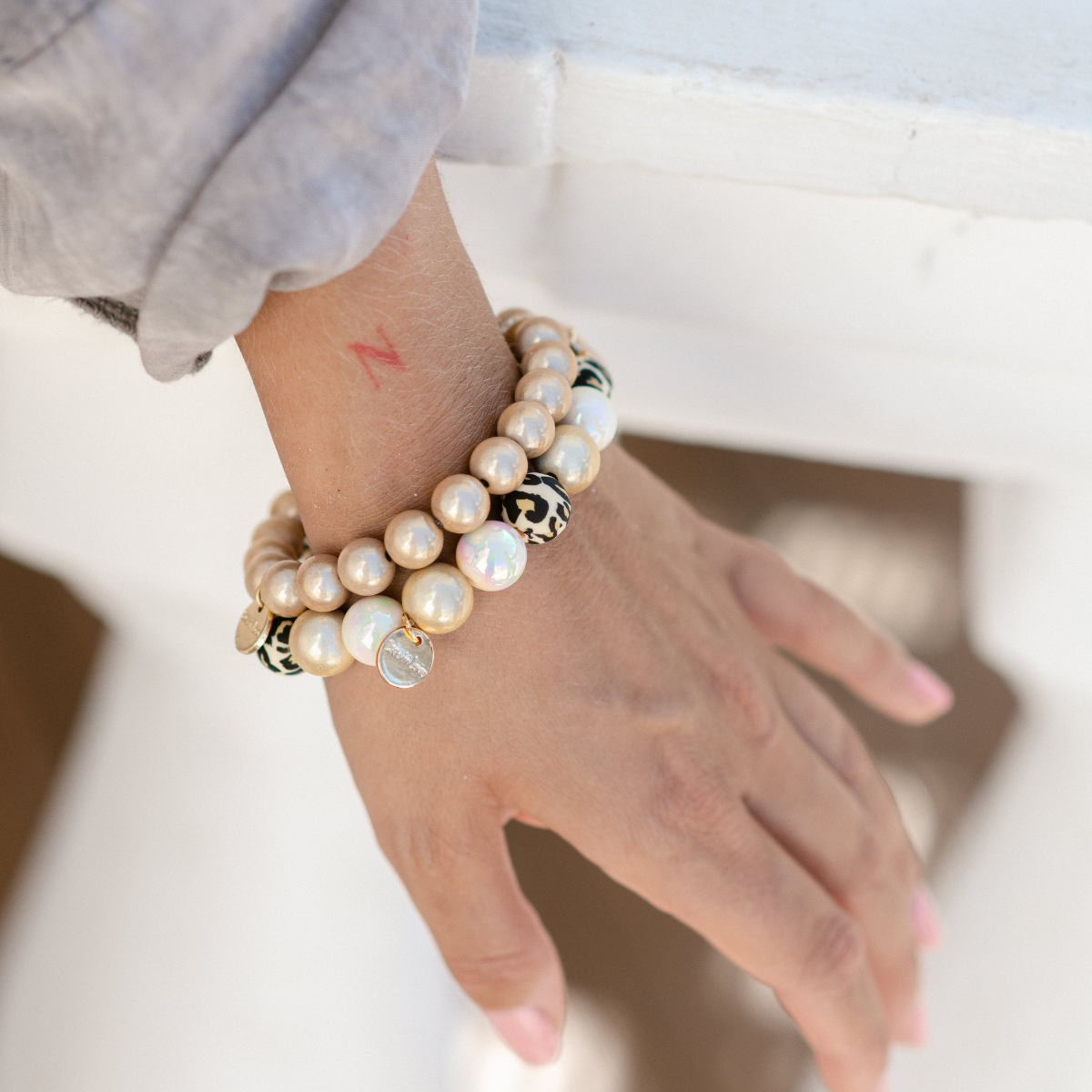 Perlenarmband Leo & Champagner mit Herzanhänger – Perlenmix 12mm