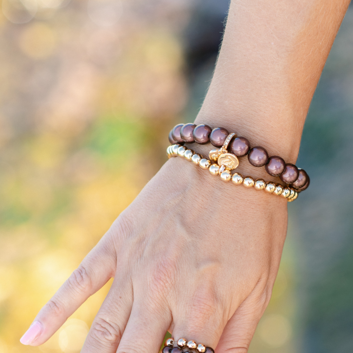 Perlenarmband-Set Dunkles Schokoladenbraun–Gold mit Herzanhänger – 3D Matt Glow 10 mm & 14K vergoldet 6 mm
