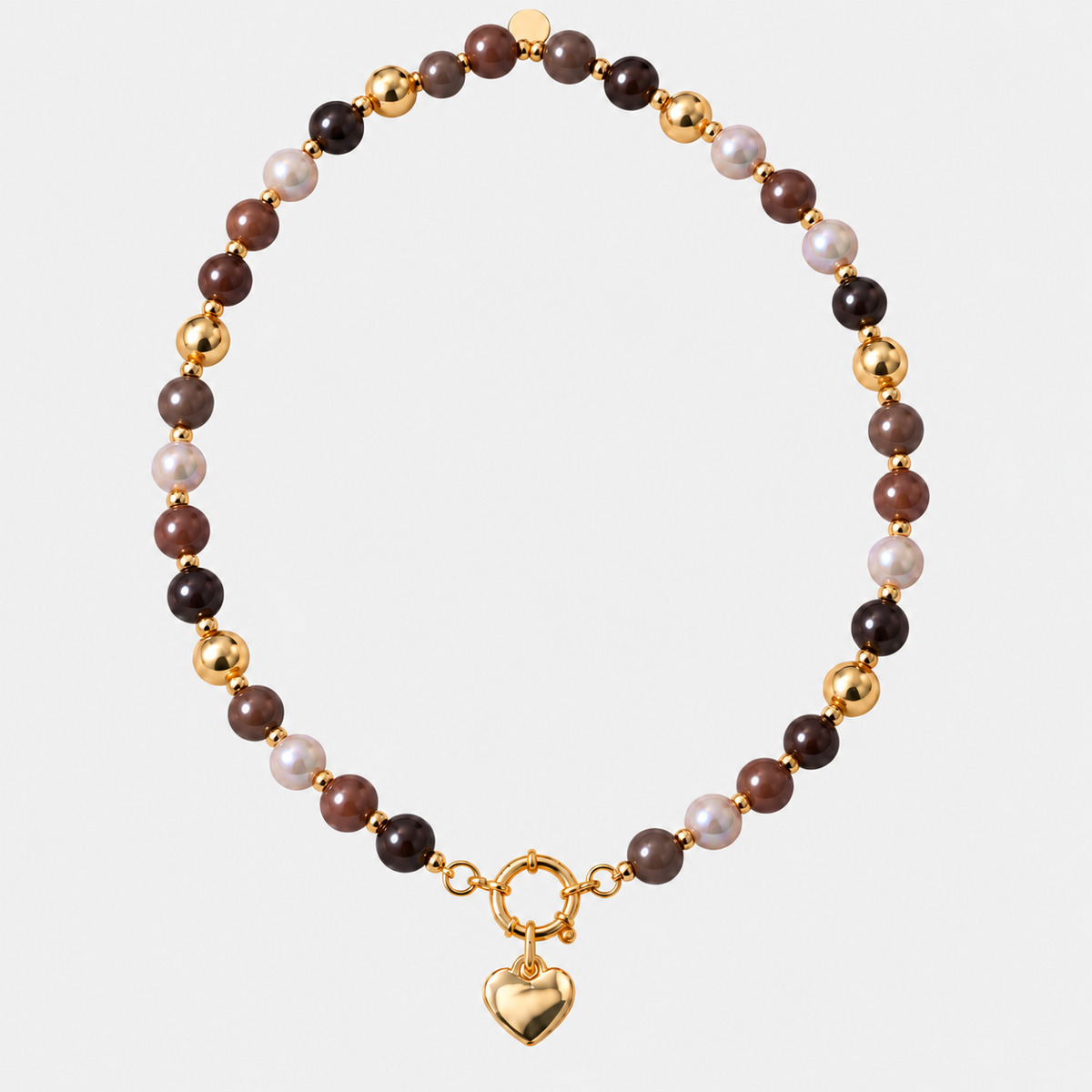 Perlenhalskette Braun–Gold mit Herz-Charm – Perlenmix 10 mm – Produktansicht auf hellgrauem Hintergrund