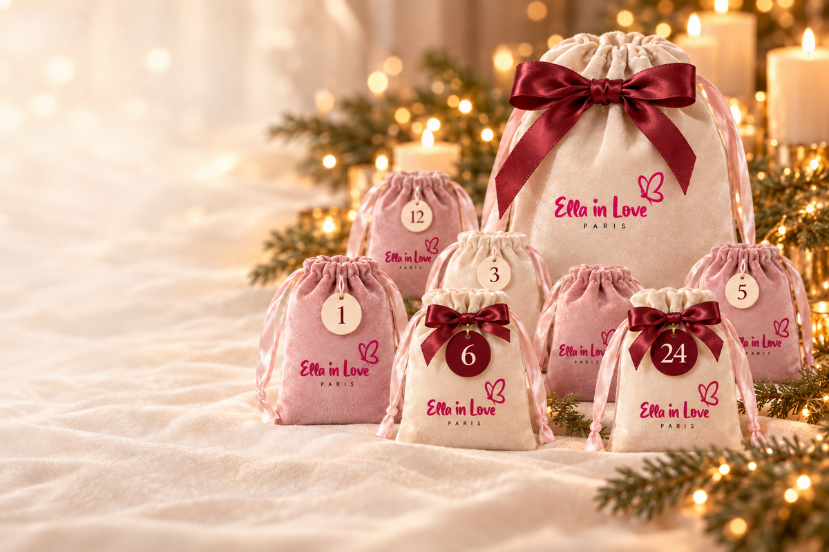 Ella in Love Samtbeutel in Rosé und Creme mit weihnachtlichen Schleifen und warmem Kerzenlicht