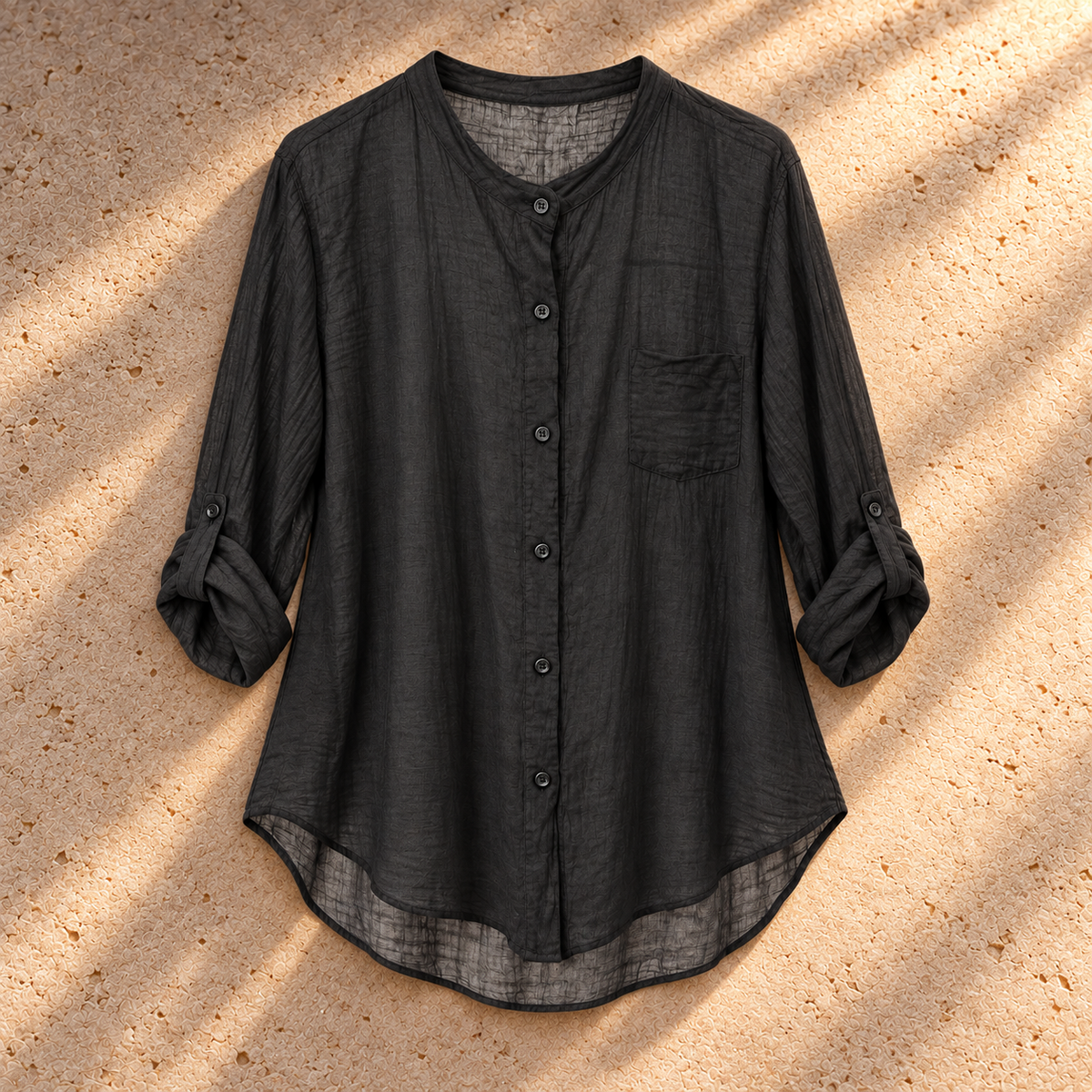 Damen-Baumwollbluse Schwarz mit Stonewash-Effekt – One Size – auf champagnerfarbenem Hintergrund im warmen Abendlicht.