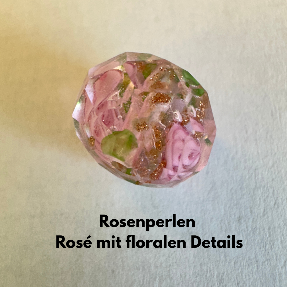 Perlenarmband Rosa mit handbemalten Rosenperlen & Schmetterling 10mm