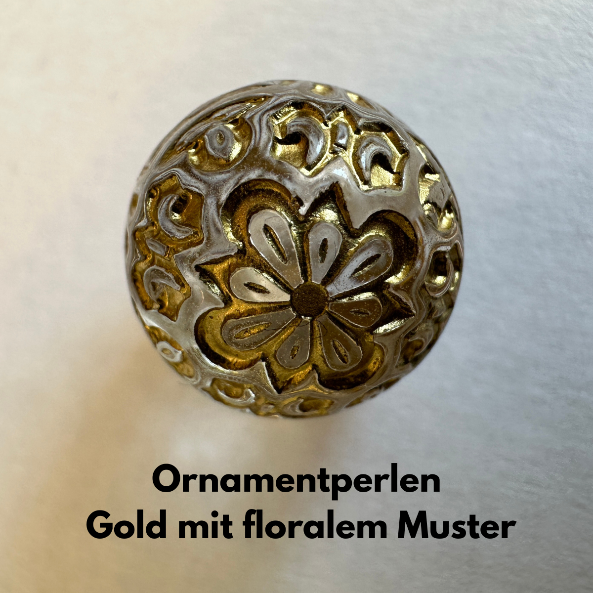 Perlenarmband Statement Champagner mit Ornamentperlen & Herzanhänger – Perlenmix 14mm