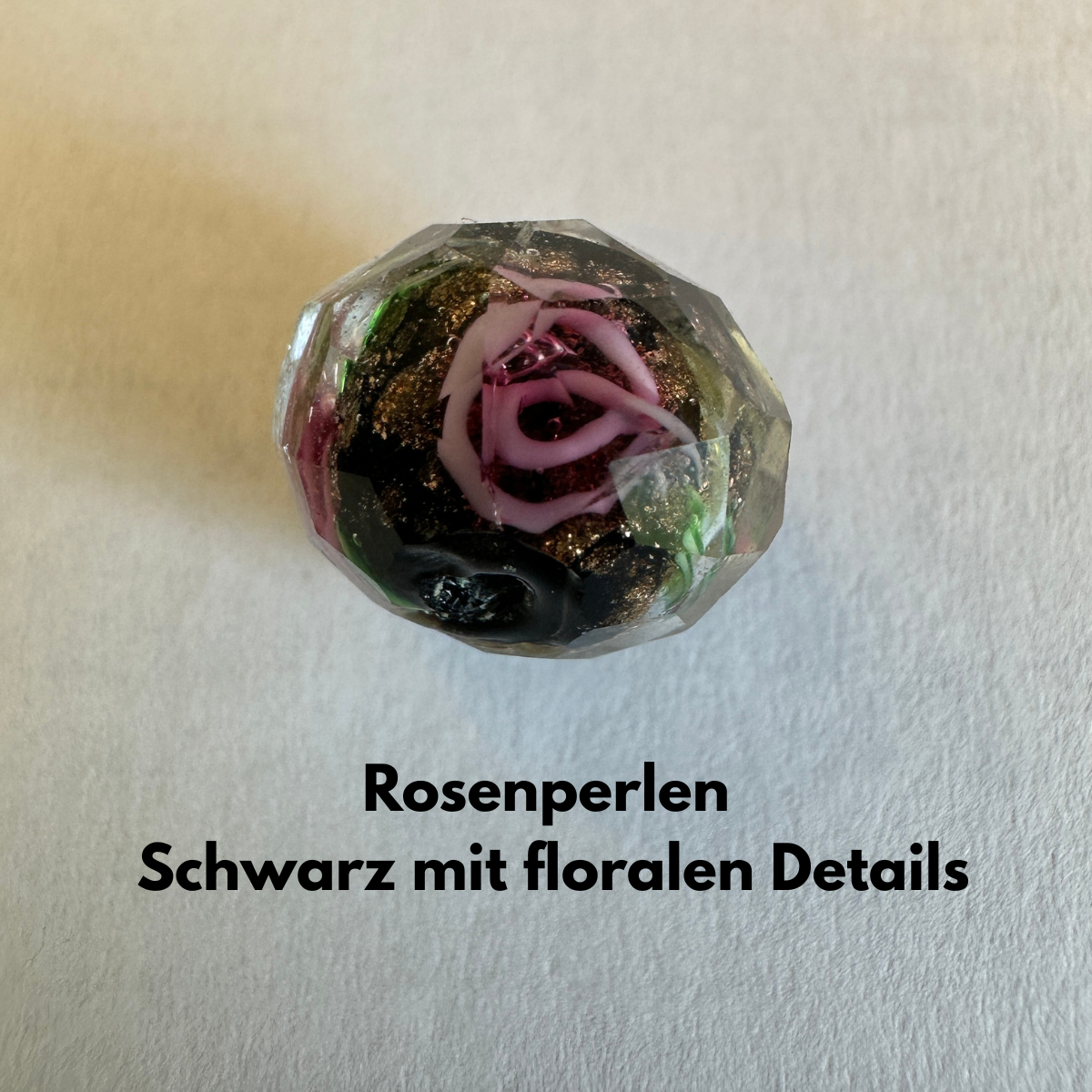 Perlenarmband Schwarz & Gold mit handbemalten Rosenperlen & Schmetterling 10mm